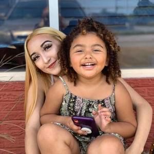 Meet your Posher, Yaleska